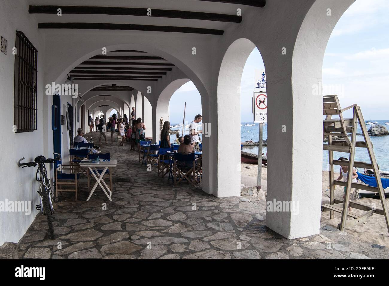 Calella de Palafrugell, Espagne; 28 août 2017: Rue porceuse en face de la plage. Banque D'Images