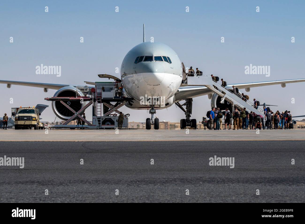 Base aérienne d'Al Udeied, Qatar. 17 août 2021. Le personnel de l'ambassade des États-Unis, évacué d'Afghanistan, embarque à bord d'un vol de Qatar Airways vers le Koweït dans le cadre de l'opération alliés refuge le 17 août 2021, à la base aérienne d'Al Udeid, au Qatar. Credit: Planetpix/Alamy Live News Banque D'Images