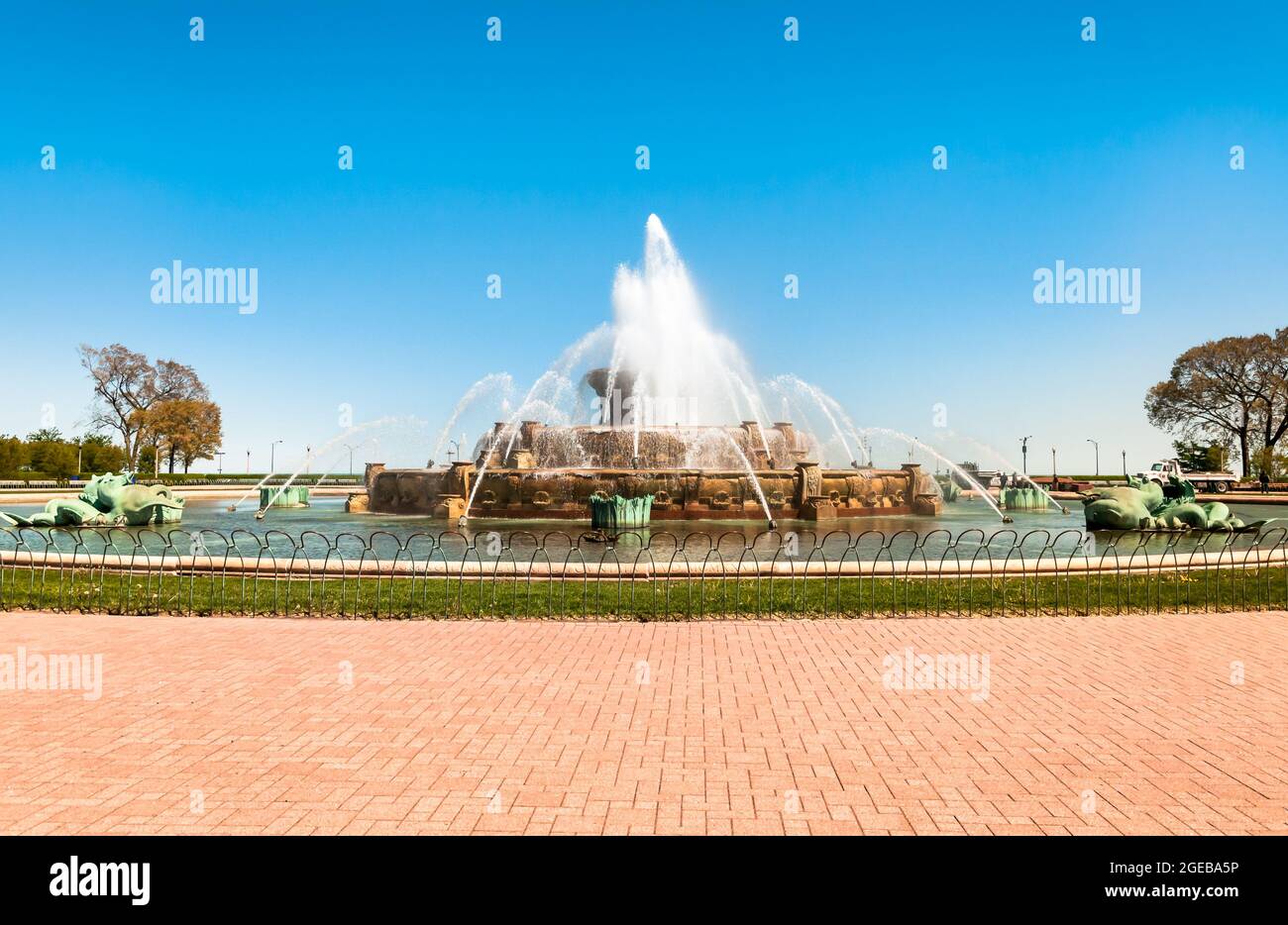 Buckingham Memorial Fountain au centre de Grant Park et de Chicago Skyline en arrière-plan, Illinois, États-Unis Banque D'Images