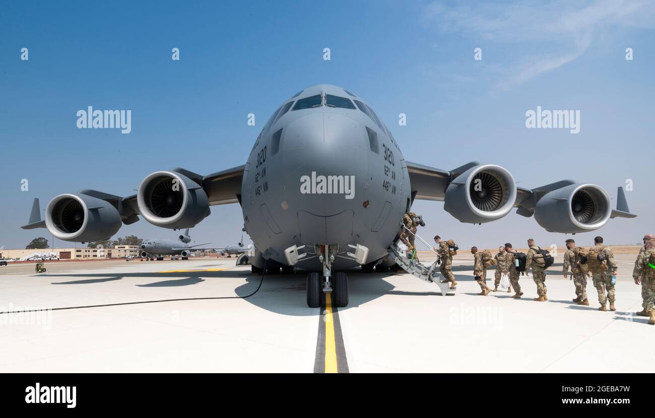 Des aviateurs américains affectés au 821e Groupe d'intervention en cas d'urgence à bord d'un avion cargo C-17 Globemaster III pour déploiement en Afghanistan à la base aérienne de Travis le 14 août 2021 à Fairfield, en Californie. Banque D'Images