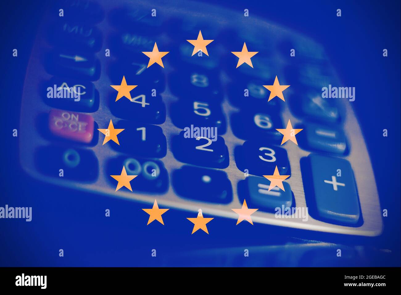 Gros plan d'une calculatrice moderne avec le concept de drapeau européen de l'économie européenne Banque D'Images