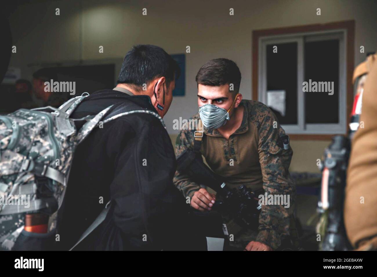 Le personnel de l'ambassade des États-Unis est traité par les Marines des États-Unis lorsqu'elles sont évacuées de l'aéroport international Hamid Karzaï dans le cadre de l'opération alliés refuge, le 15 août 2021, à Kaboul, en Afghanistan. Banque D'Images