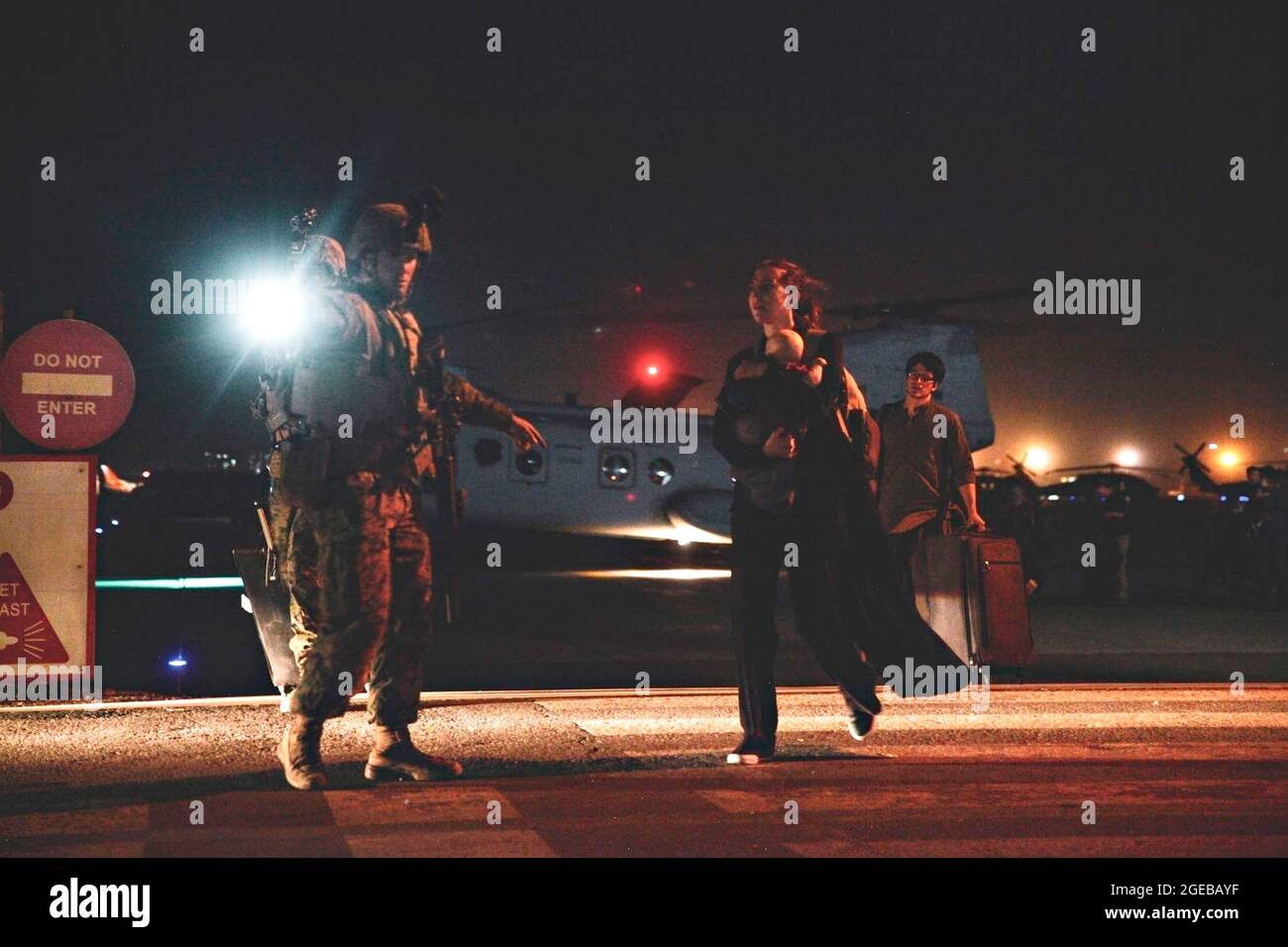 Une marine américaine dirige le personnel de l'ambassade pour qu'il se charge de l'évacuation à l'aéroport international Hamid Karzaï dans le cadre de l'opération alliés refuge le 15 août 2021 à Kaboul, en Afghanistan. Banque D'Images