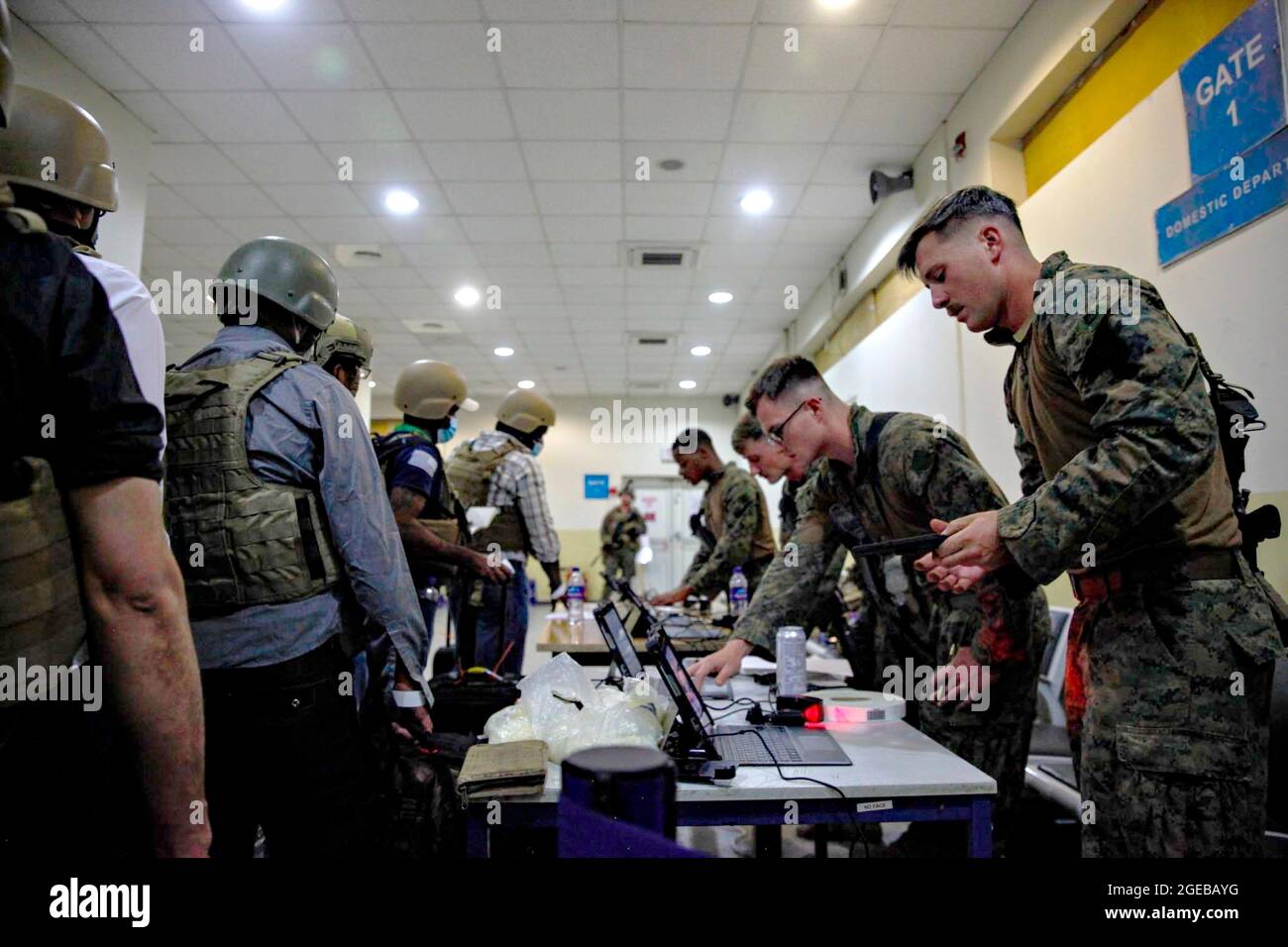 Le personnel de l'ambassade des États-Unis est traité par les Marines des États-Unis lorsqu'elles sont évacuées de l'aéroport international Hamid Karzaï dans le cadre de l'opération alliés refuge, le 15 août 2021, à Kaboul, en Afghanistan. Banque D'Images