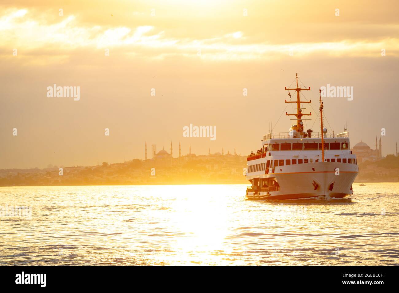 Ferry en ligne d'Istanbul et paysage urbain d'Istanbul au coucher du soleil. Transports en commun à Istanbul. Voyage en Turquie. Heure d'or et ferry sur le bosphore Banque D'Images