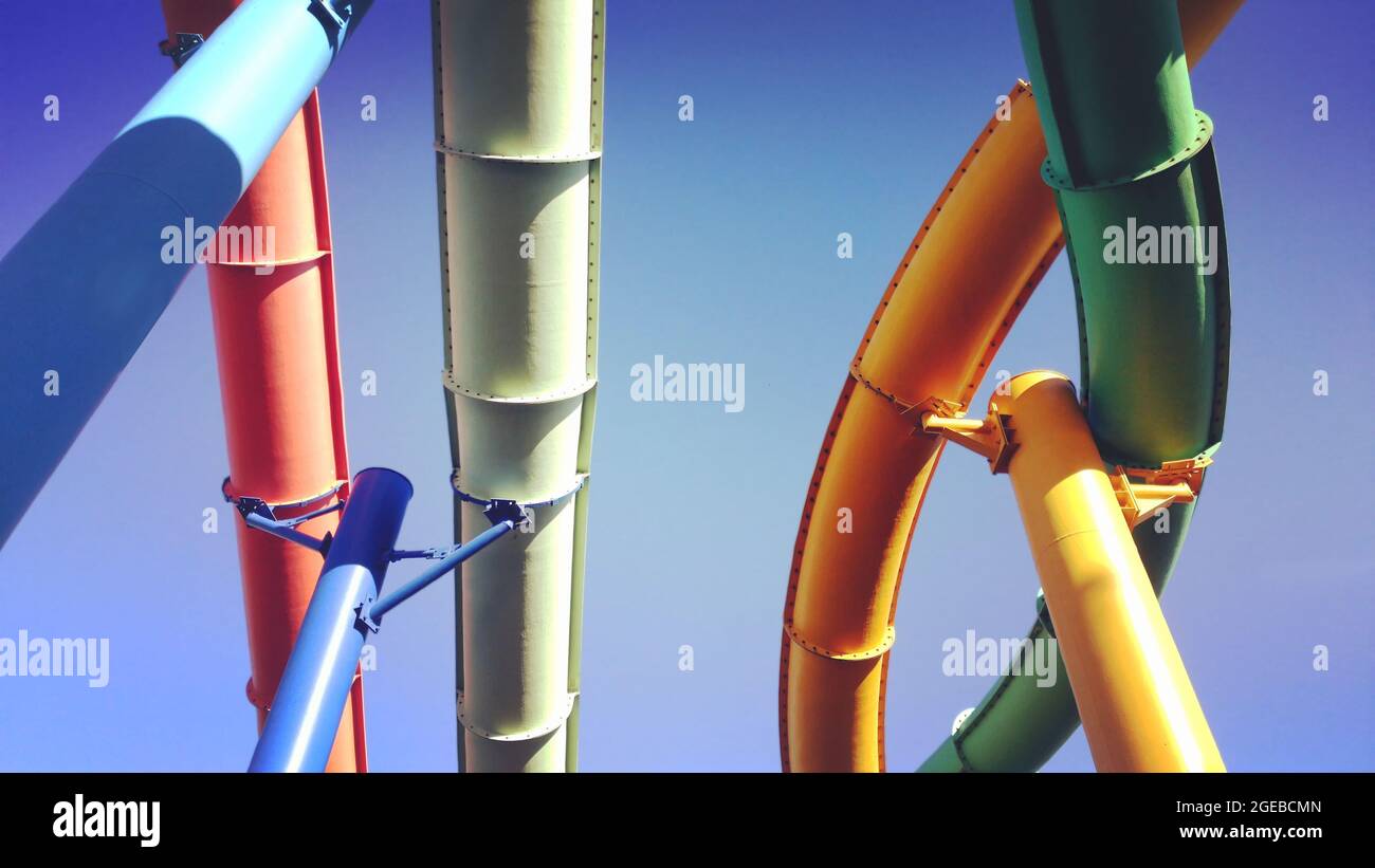 aquapark avec toboggans aquatiques colorés (tubes et tuyaux de couleur) Banque D'Images