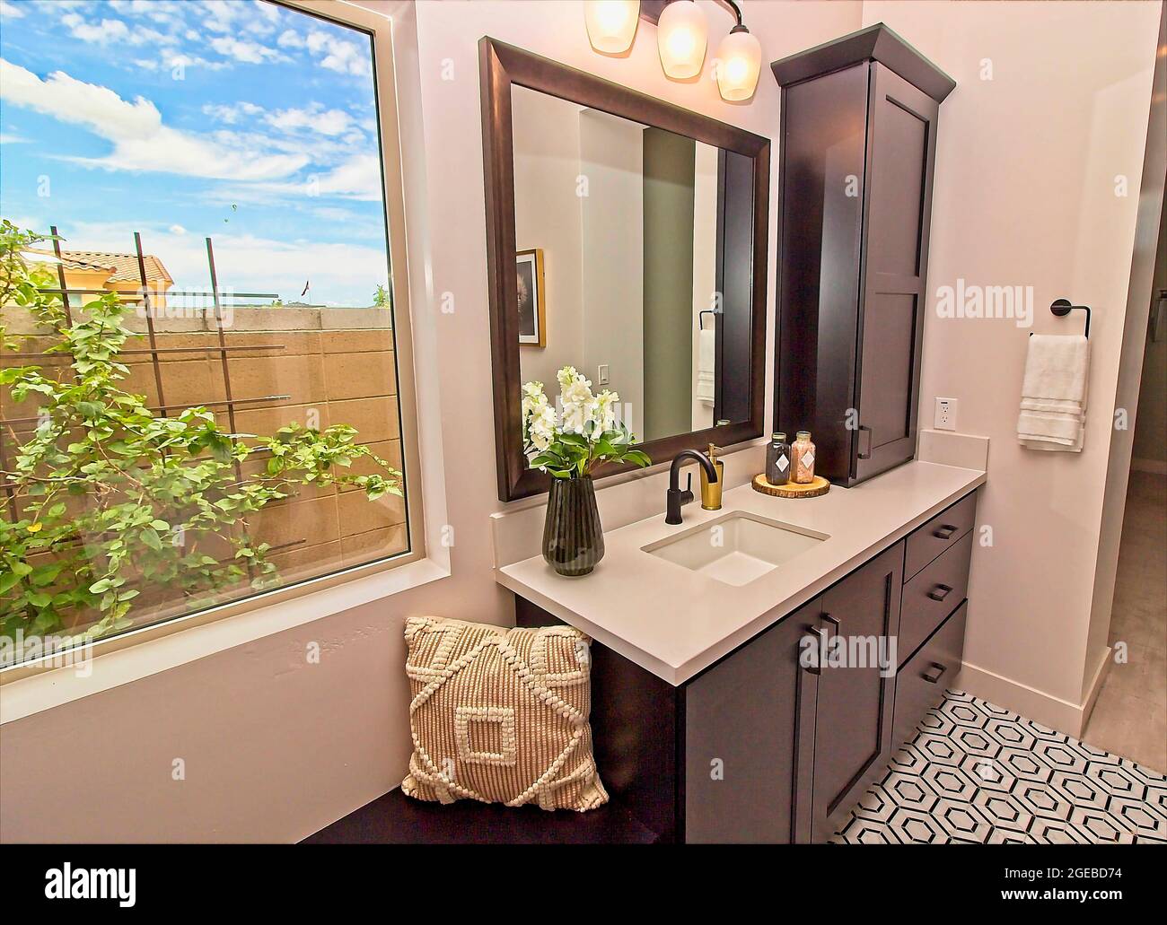 Salle de bains avec meuble-lavabo, armoires et miroir Banque D'Images