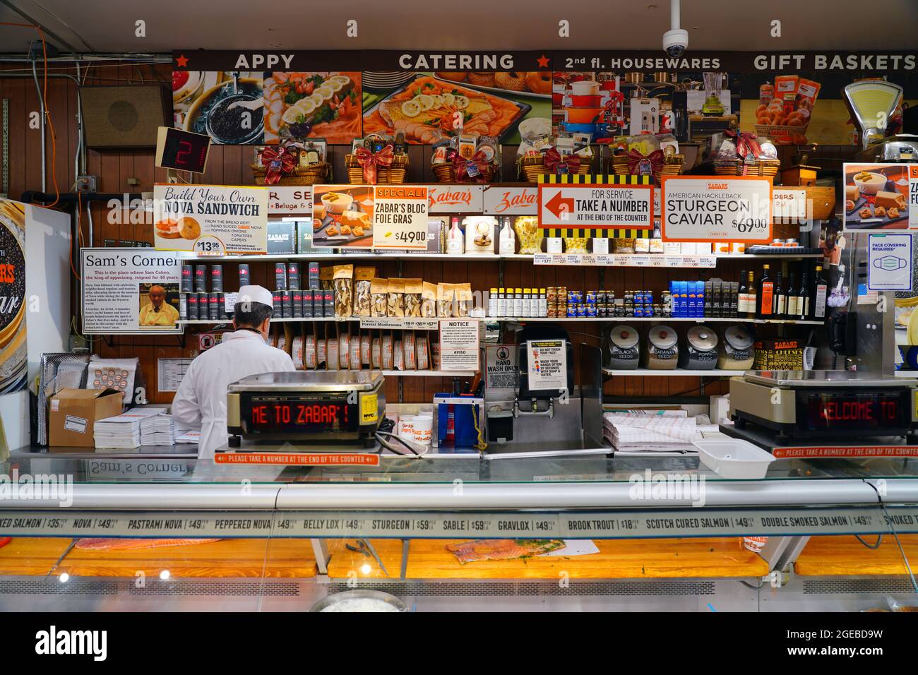 NEW YORK, NY -14 MARS 2021- vue de Zabars, un magasin de spécialités alimentaires situé sur Broadway, dans l'Upper West Side de Manhattan. Il est célèbre pour son deli a Banque D'Images