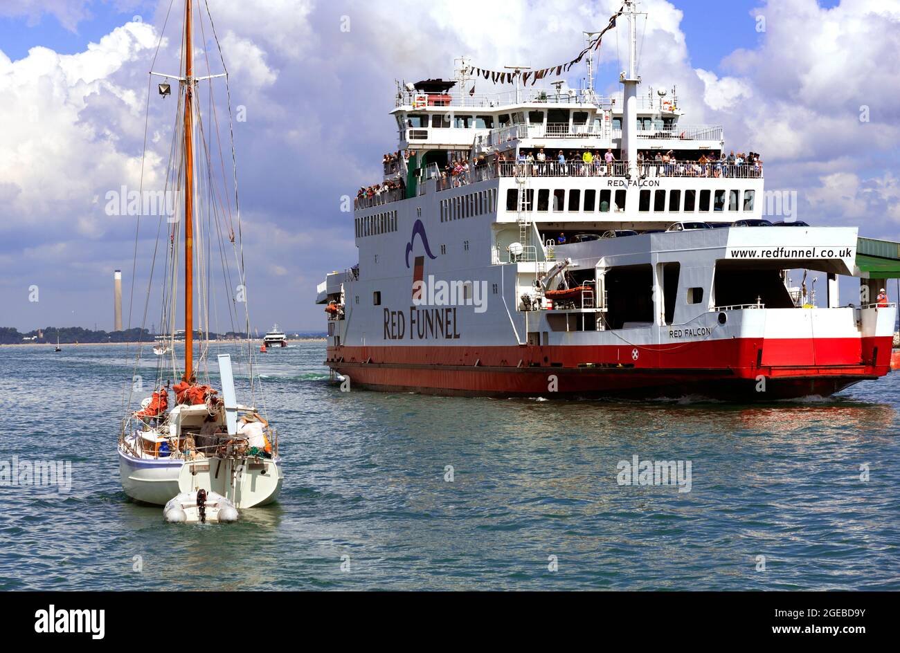 Ferry bondé Red Funnel quittant East Cowes, île de Wight sur son chemin de l'autre côté du Solent à Southampton, Hampshire, Angleterre Banque D'Images