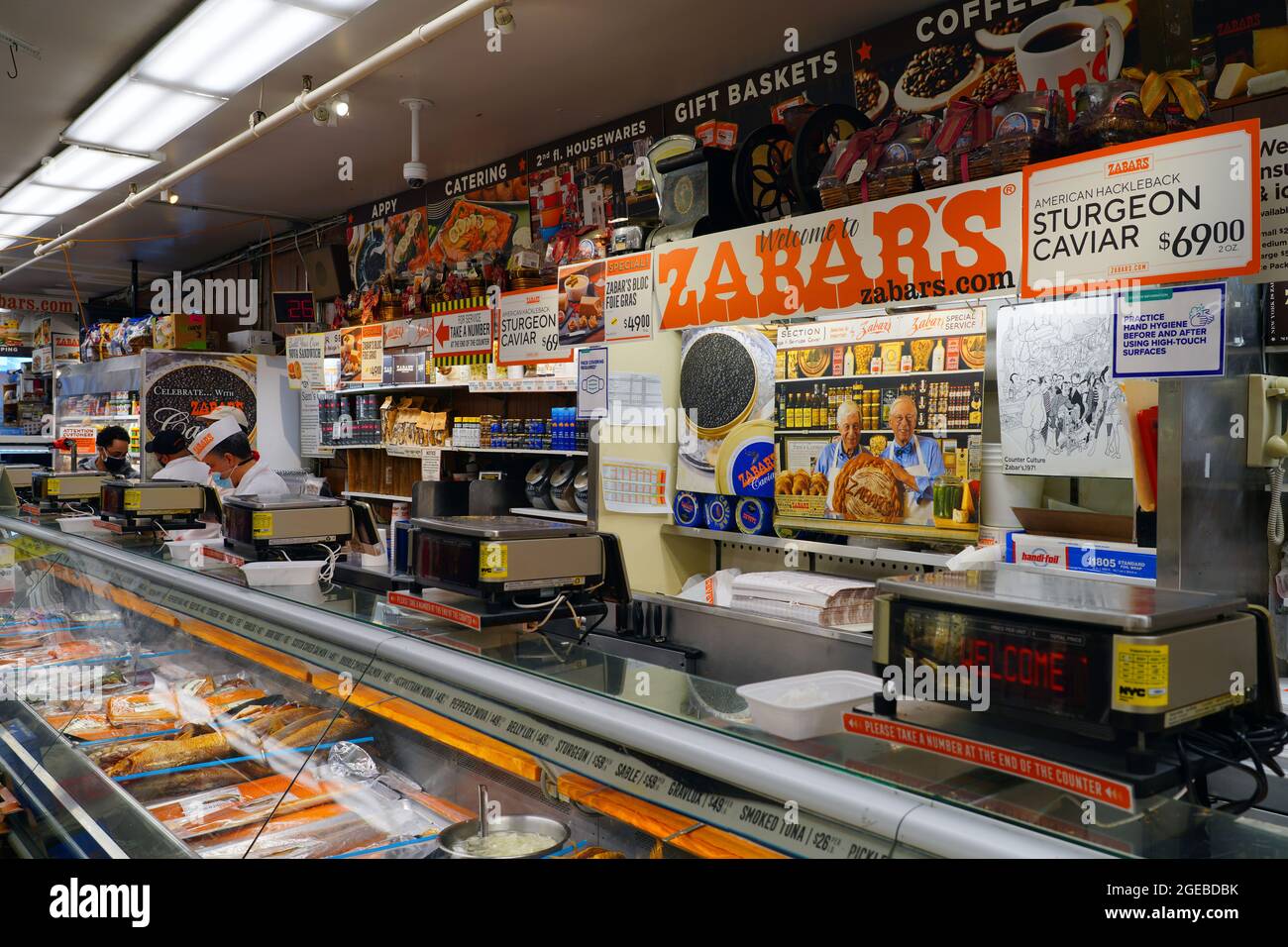 NEW YORK, NY -14 MARS 2021- vue de Zabars, un magasin de spécialités alimentaires situé sur Broadway, dans l'Upper West Side de Manhattan. Il est célèbre pour son deli a Banque D'Images