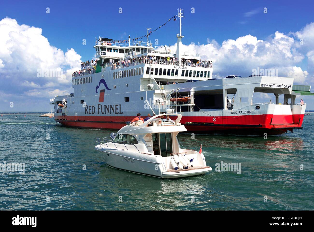 Ferry bondé Red Funnel quittant East Cowes, île de Wight sur son chemin de l'autre côté du Solent à Southampton, Hampshire, Angleterre Banque D'Images