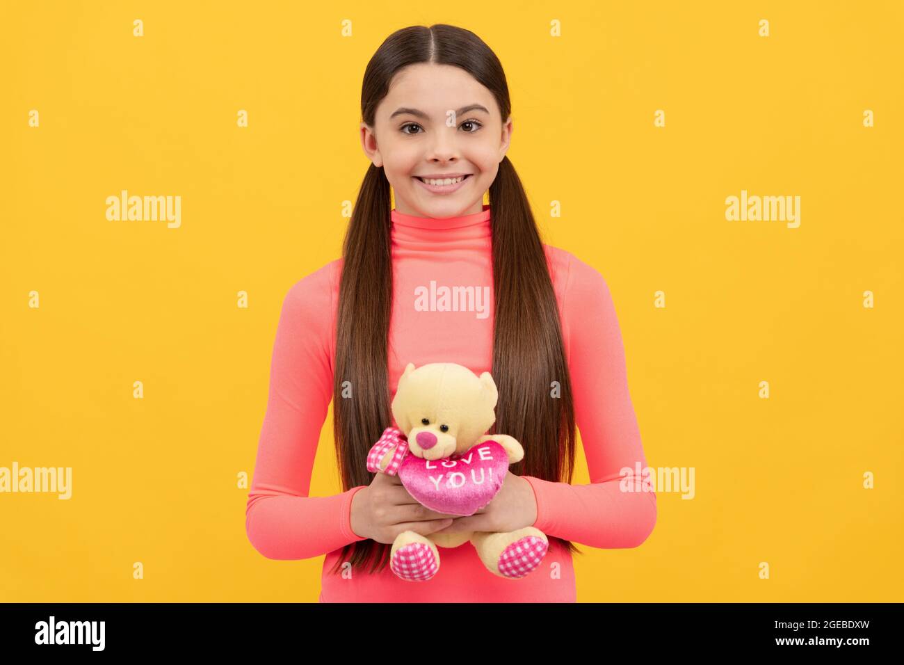 sourire parfait. soyez ma valentin. joyeux enfant tenir l'ours jouet. magasin de jouets. bonheur d'enfance. Banque D'Images