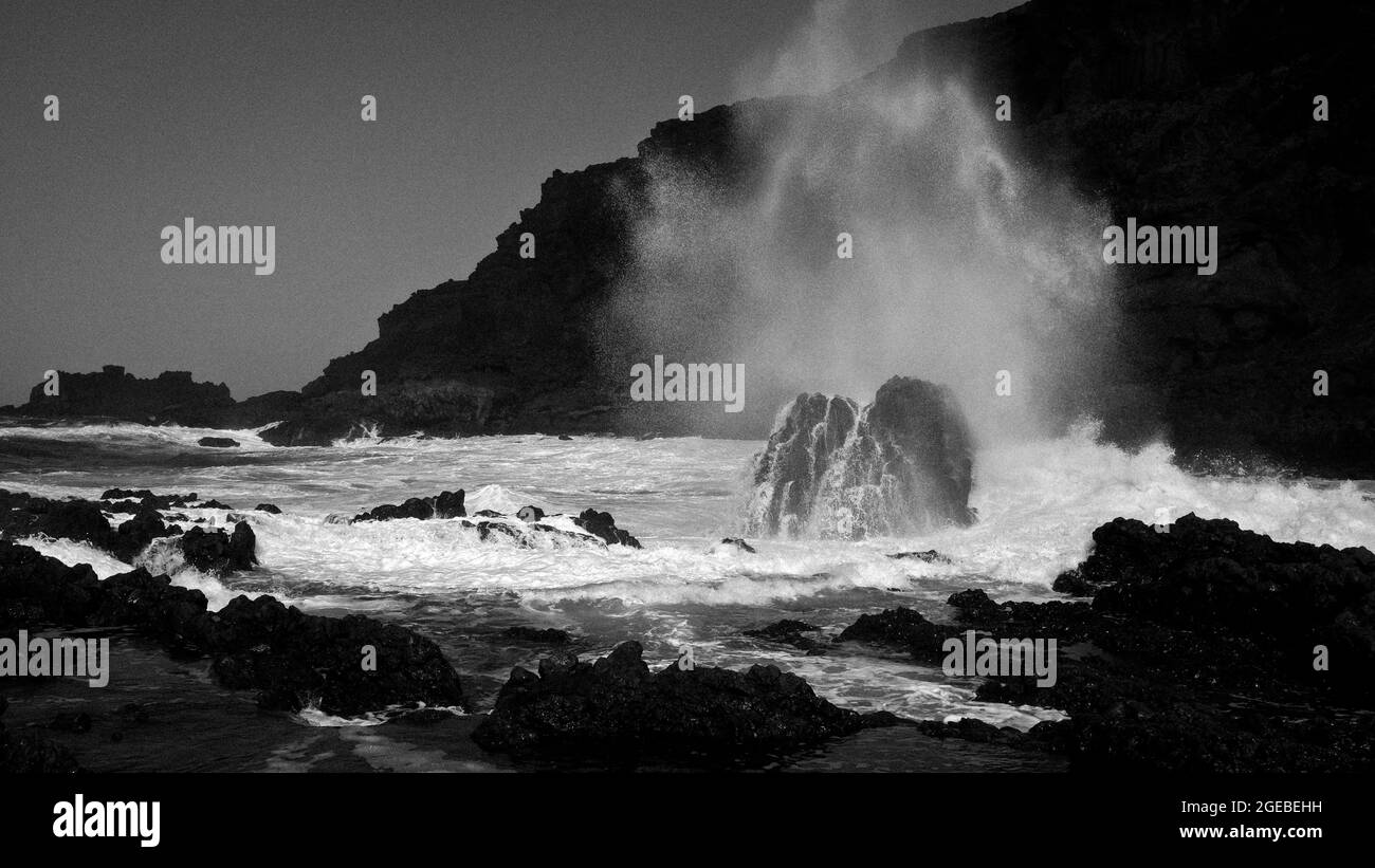La mer se brisant contre un rocher, sur la côte d'El Hierro, îles Canaries, Espagne Banque D'Images