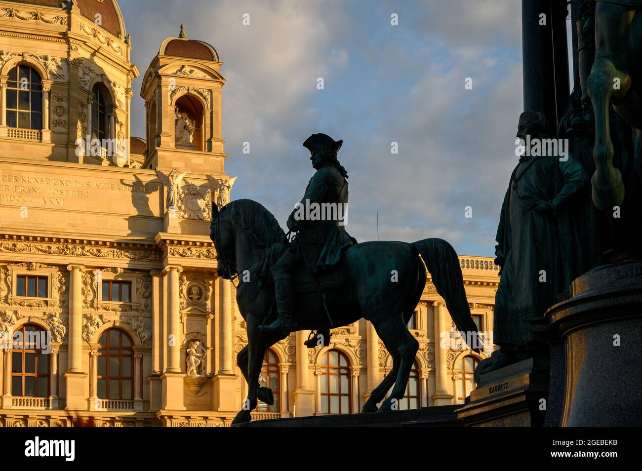 Une statue de cavalier au monument Maria Theresa, Vienne, Autriche Banque D'Images