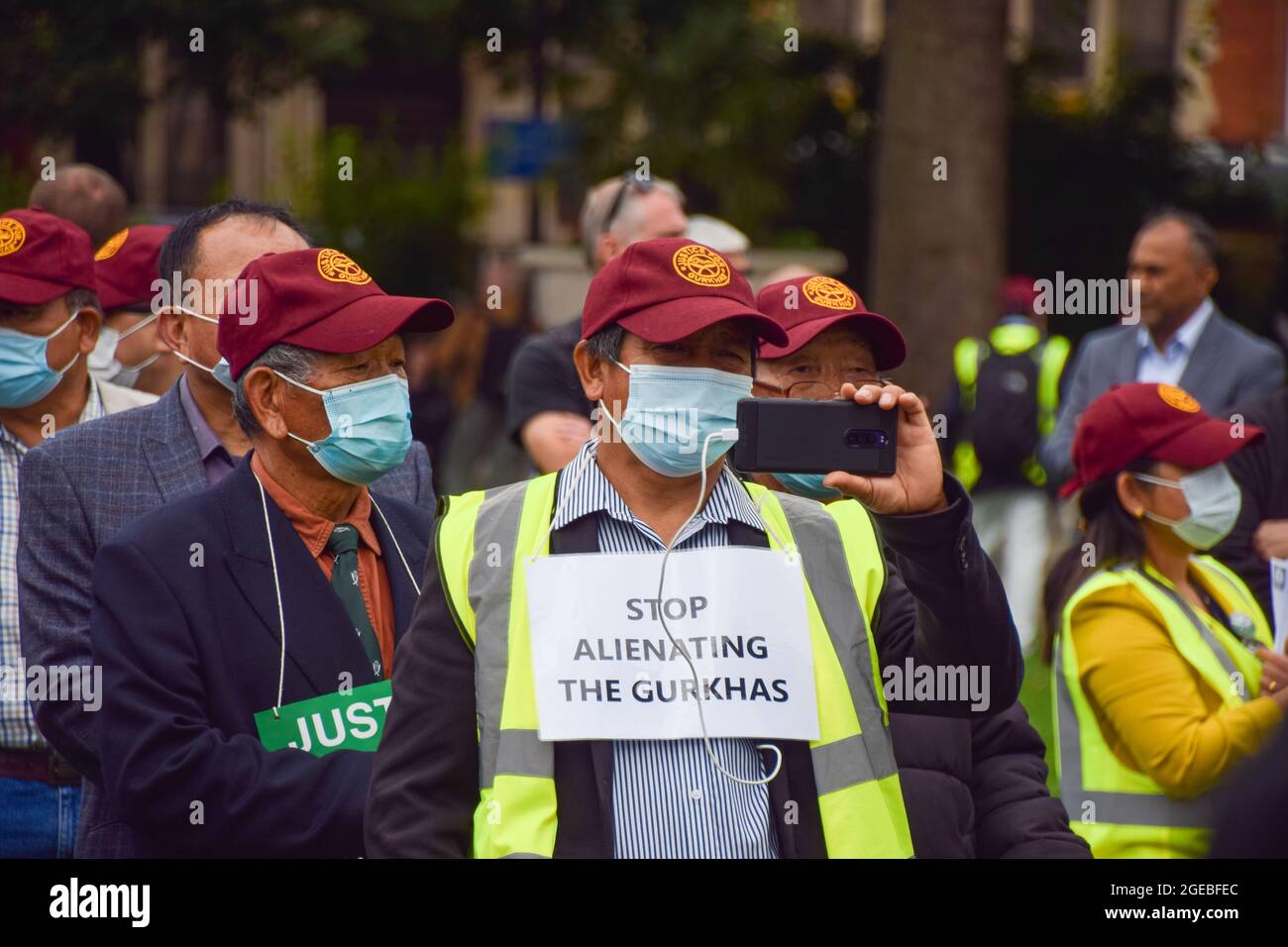 Londres, Royaume-Uni. 18 août 2021. Des vétérans et des manifestants de Gurkha ont été vus sur la place du Parlement pendant la manifestation. Les Gurkhas ont organisé des grèves de la faim et des manifestations pendant plusieurs semaines contre la « discrimination, l'exploitation et l'injustice historique », y compris les pensions inégales accordées aux soldats Gurkha par rapport à leurs homologues britanniques. Crédit : SOPA Images Limited/Alamy Live News Banque D'Images