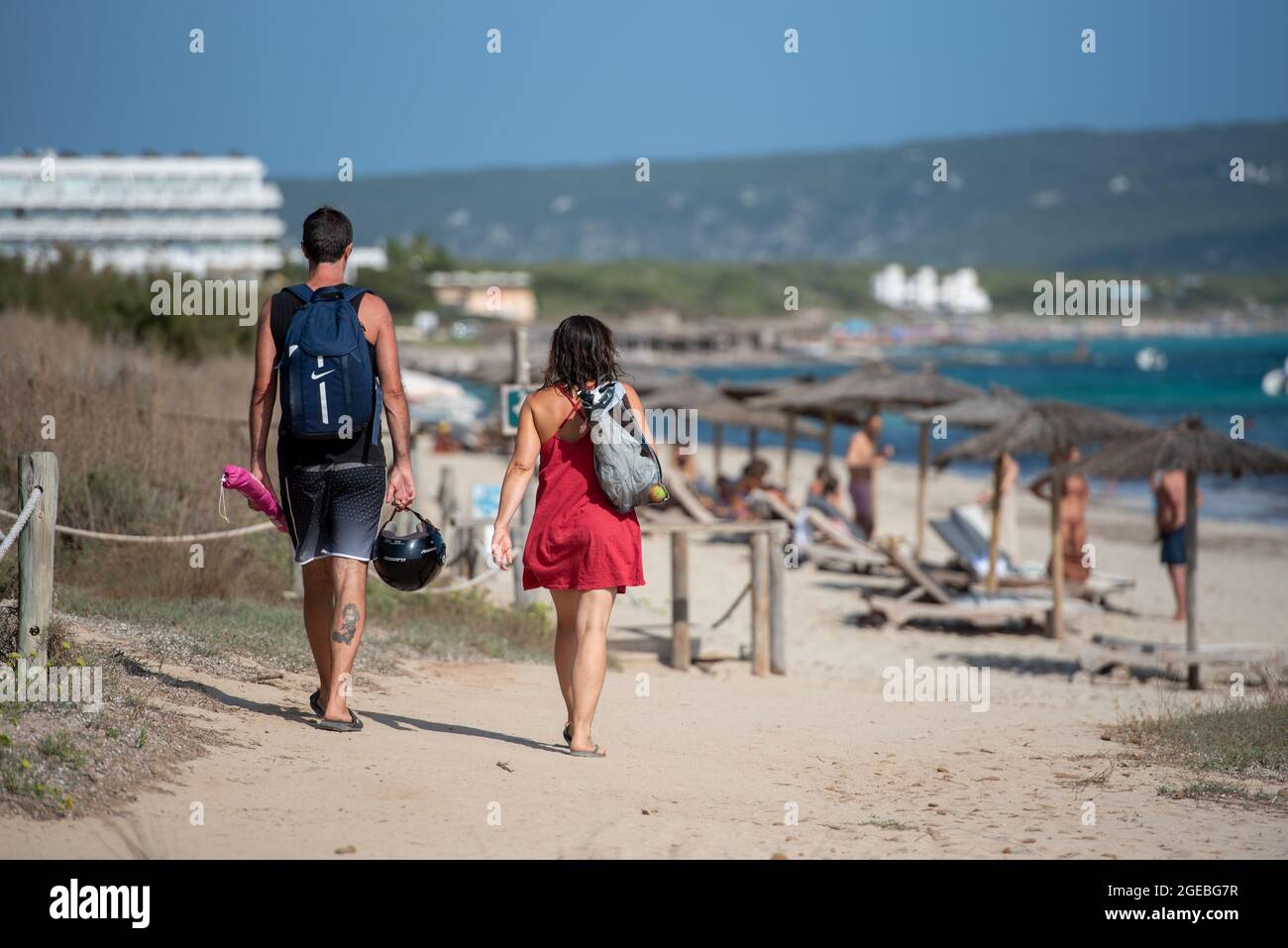 Formentera, Espagne: 2021 août 17: Personnes arrivant à la plage de Mijorn à Formentera, Espagne en été. Banque D'Images