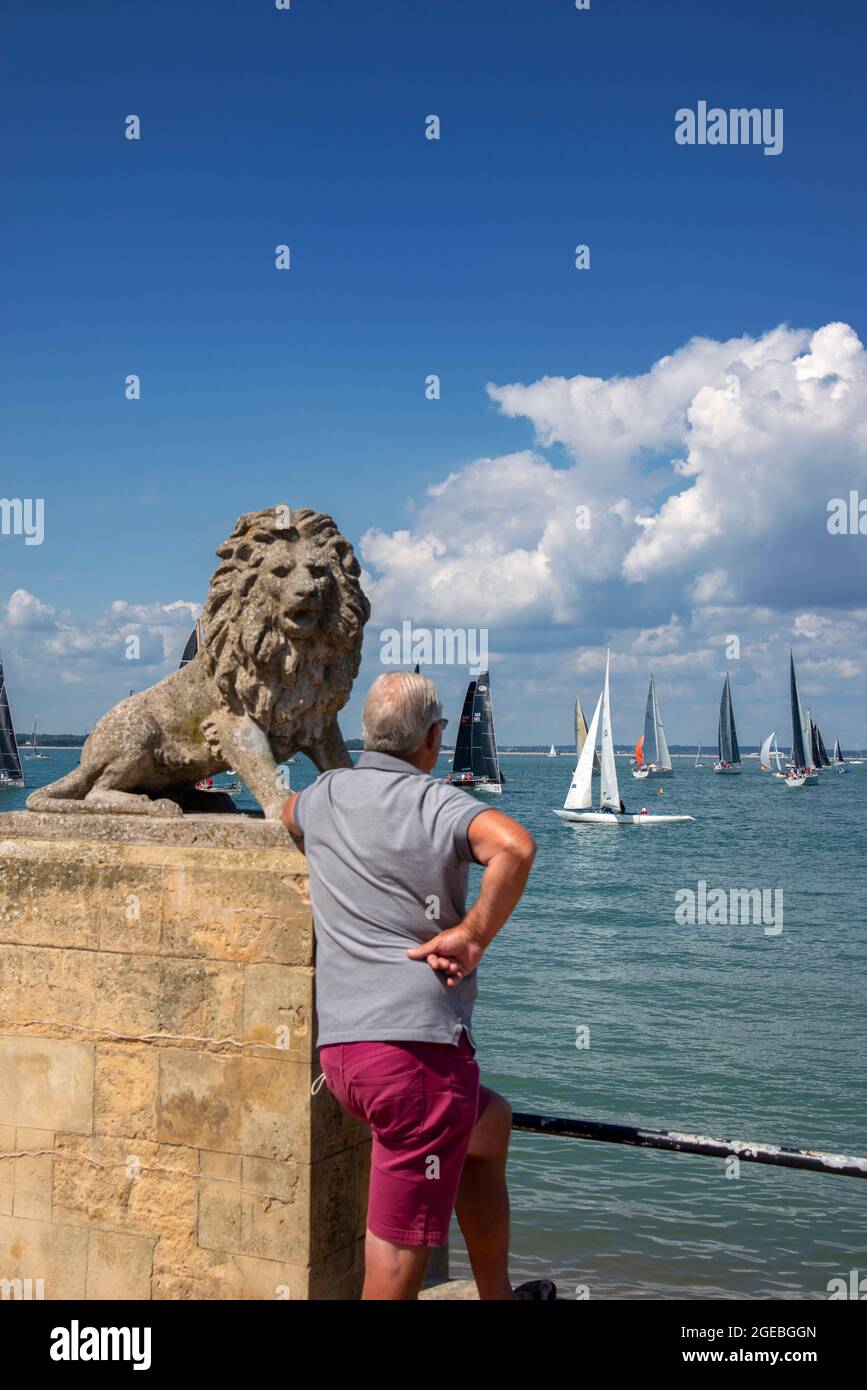 Homme regardant des courses de yacht depuis l'esplanade pendant la semaine de Cowes 2021, Cowes, île de Wight, Angleterre Banque D'Images