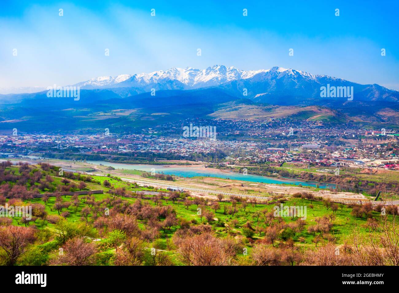 Ville de Charvak et de Xojikent et rivière Chirchiq dans la chaîne de montagnes Tian Shan ou Tengri Tagh près de la ville de Taskent en Ouzbékistan en Asie centrale Banque D'Images