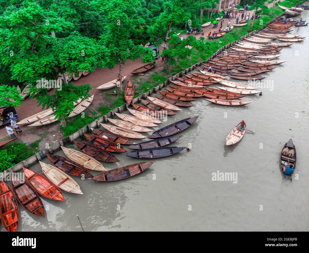 Barishal (Bangladesh), le 18 août 2021 : vue aérienne des constructeurs de bateaux fabriquent des bateaux en bois à «Noukar Haat» (marché de bateaux) à Kuriana, sous la section Swarupkathi upazila de Pirojpur. Le marché de Noukar Haat, d'une longueur de deux kilomètres, est réputé pour le commerce de différentes variétés de bateaux pendant la saison de la mousson. Le marché se déroule tous les vendredis de mai à novembre. “Panis” ou “Pinis”, “Dingi” et “Naak Golui” sont les types de bateaux disponibles à la vente, construits par des artisans locaux des Muktahar, Chami, Boldia, Inderhaat, Boitha Kata, Villages de Dubi et Kathali. Crédit: M Banque D'Images