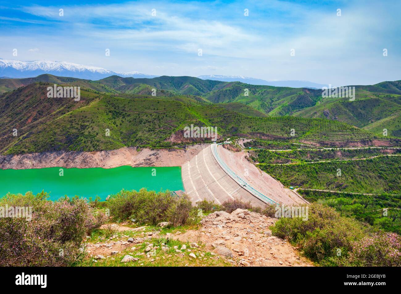 Barrage et lac Hisorak est un réservoir d'eau près de la ville de Shahrisabz en Ouzbékistan Banque D'Images