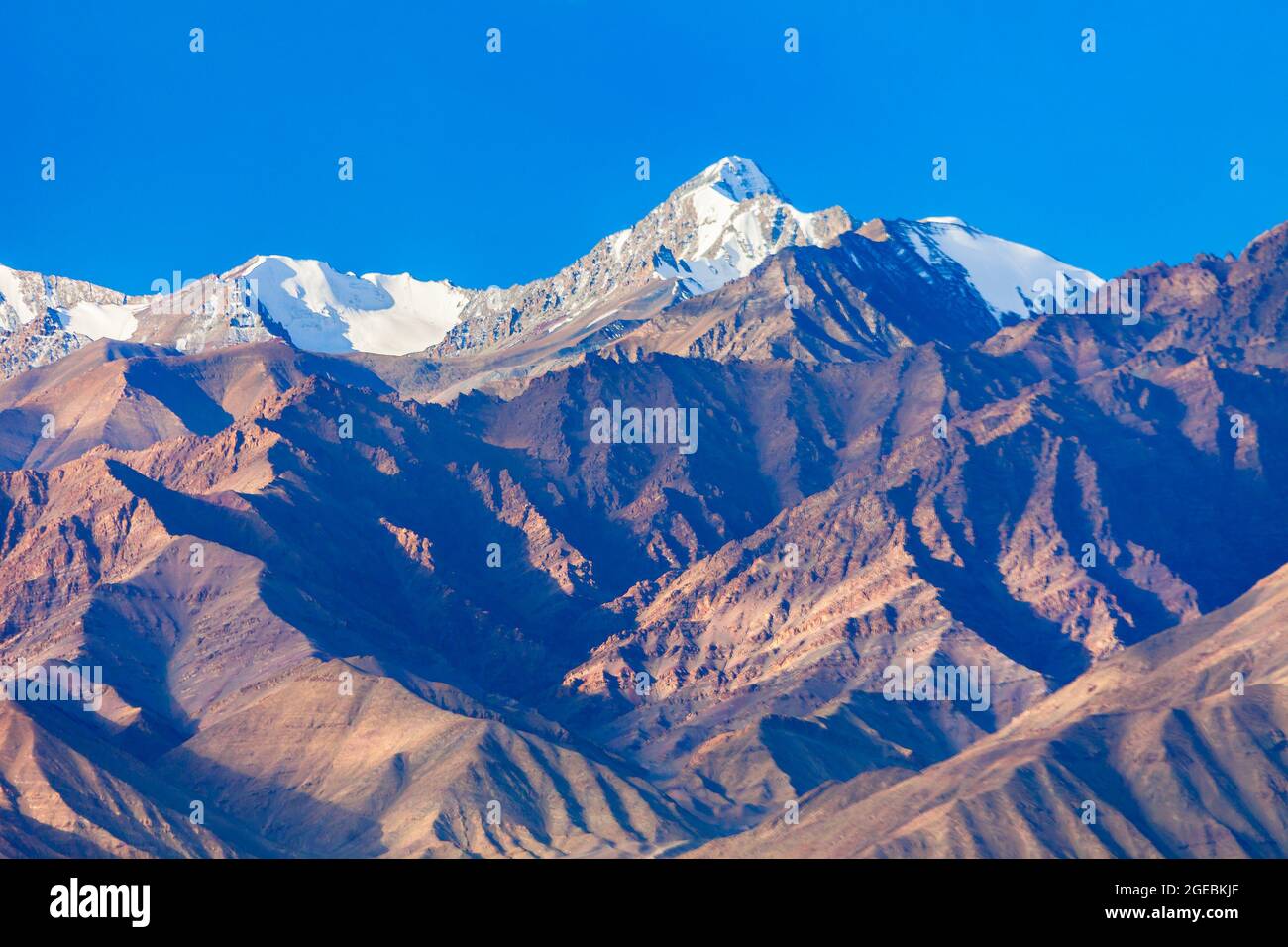 Stok Kangri est la plus haute montagne de la chaîne de Stok De l'Himalaya près de Leh dans la région du Ladakh de inde du nord Banque D'Images