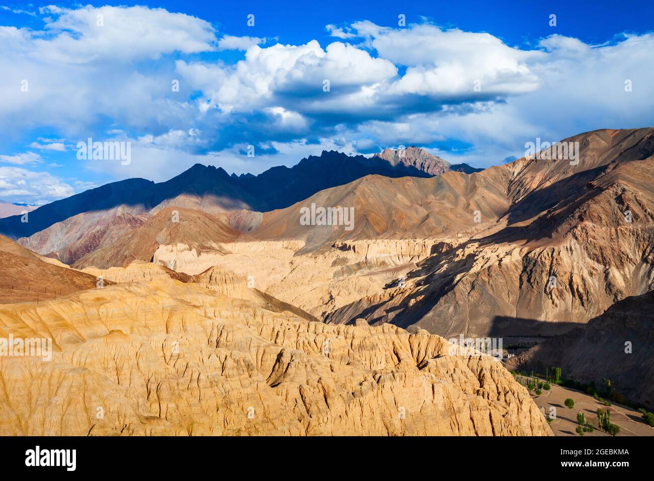 Vallée de la lune ou Moonland près du village de Lamayuru à Ladakh, dans le nord de l'Inde Banque D'Images