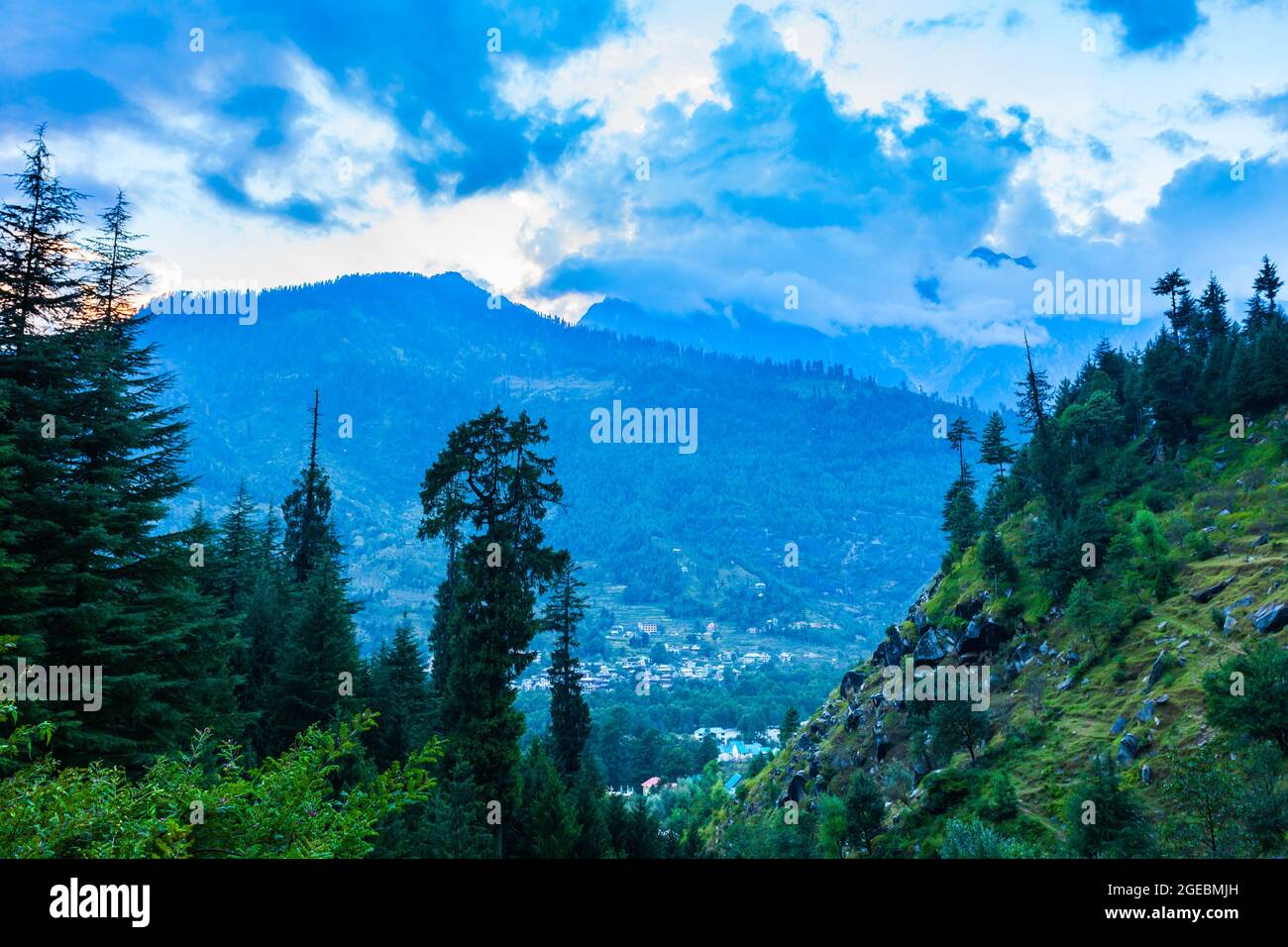 Vue panoramique aérienne du village de Manali dans l'État de l'Himachal Pradesh, dans le nord de l'Inde Banque D'Images