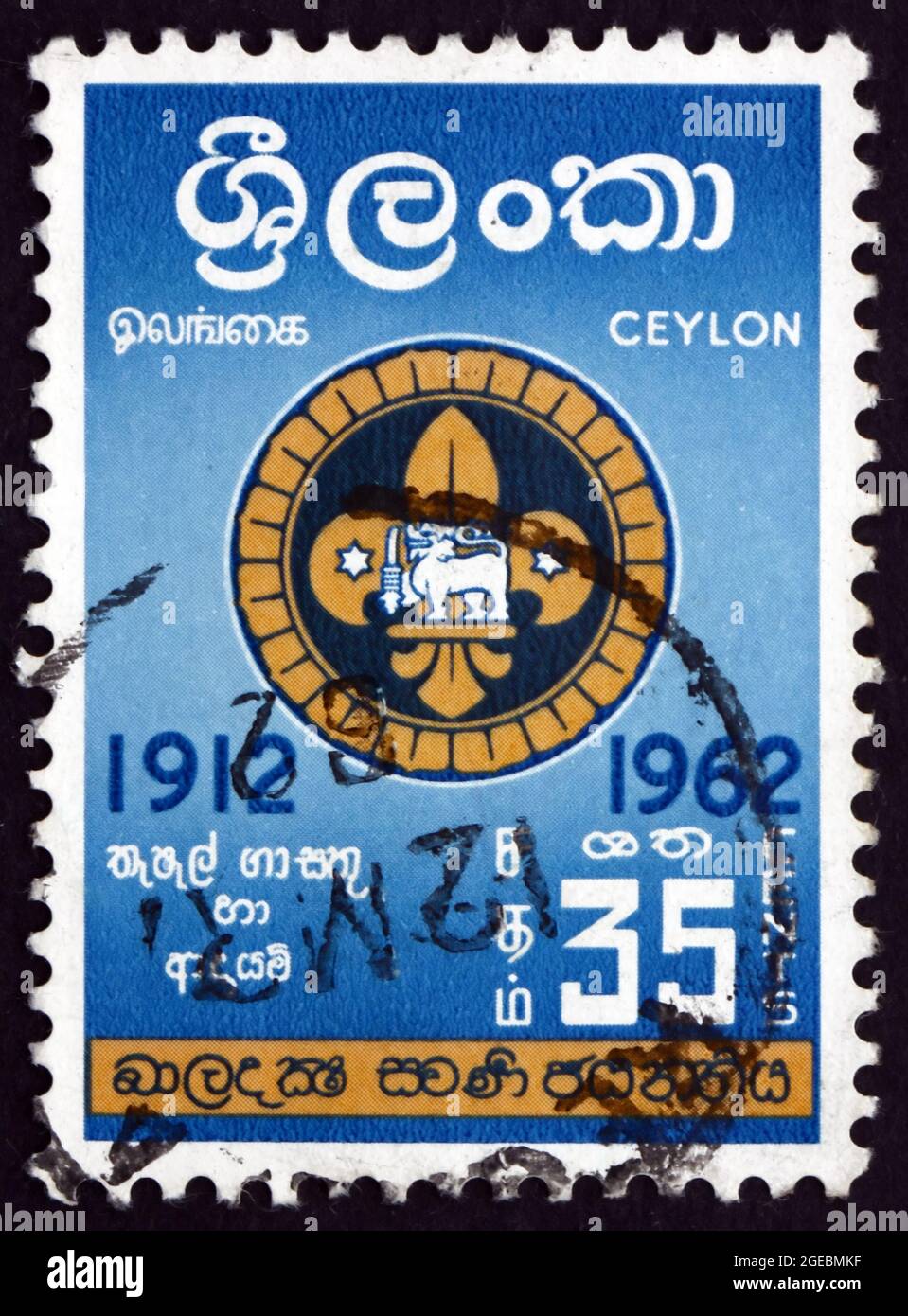 SRI LANKA - VERS 1962: Un timbre imprimé au Sri Lanka montre l'insigne des Scouts de Singhalese, Scouts de Ceylan, 50ème anniversaire, vers 1962 Banque D'Images