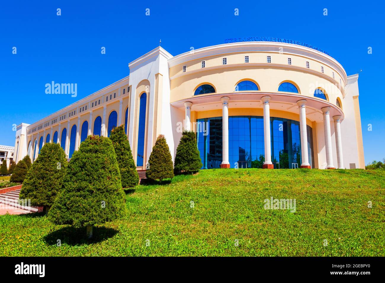 Tachkent, Ouzbékistan - 11 avril 2021 : immeuble de la Société nationale de télévision et de radio d'Ouzbékistan ou MTRK dans la ville de Tachkent, Ouzbékistan Banque D'Images