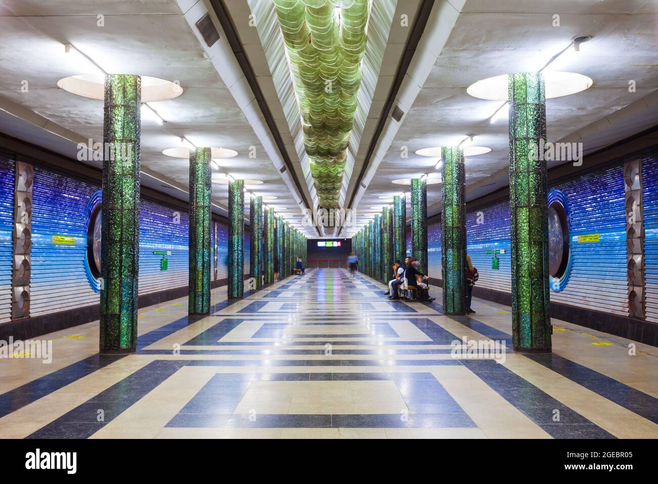 Tachkent, Ouzbékistan - 11 avril 2021 : intérieur de Kosmonavtlar, station du métro Tashkent en Ouzbékistan Banque D'Images
