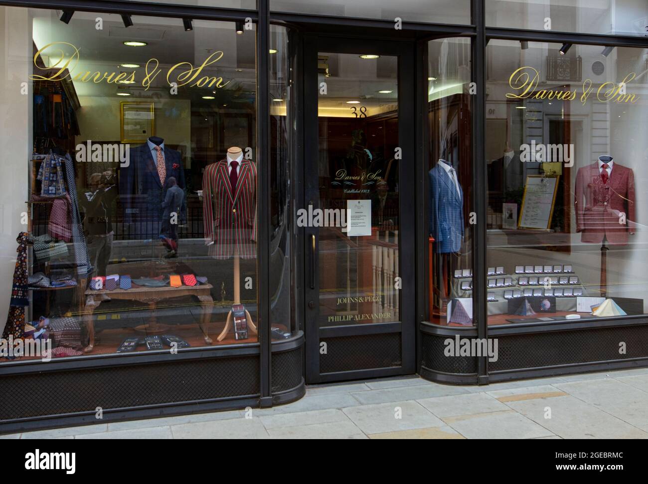 Façade du magasin Davies and son, maison de couture de Savile Row, Londres ; une rue célèbre pour sa conception haut de gamme sur mesure Banque D'Images
