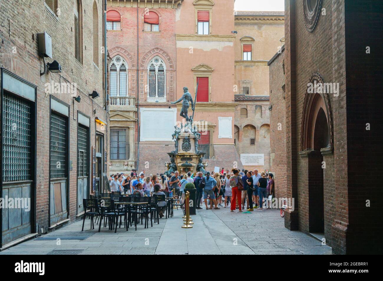 Bologne, Italie (5 août 2021) - les gens se rassemblent autour de la statue de Neptune (XVIe siècle) sur la place centrale Piazza del Nettuno Banque D'Images