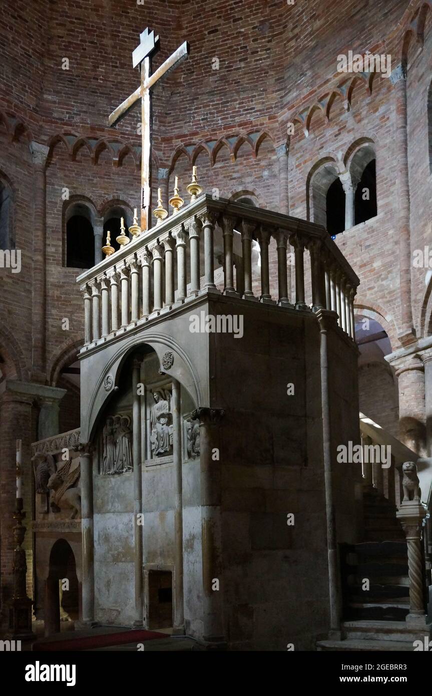 Bologne, Italie (5 août 2021) - la chaire de l'église de Santo Sepolcro (Saint sépulcre) datant du V siècle à l'intérieur de la basilique de Santo Stefano Banque D'Images