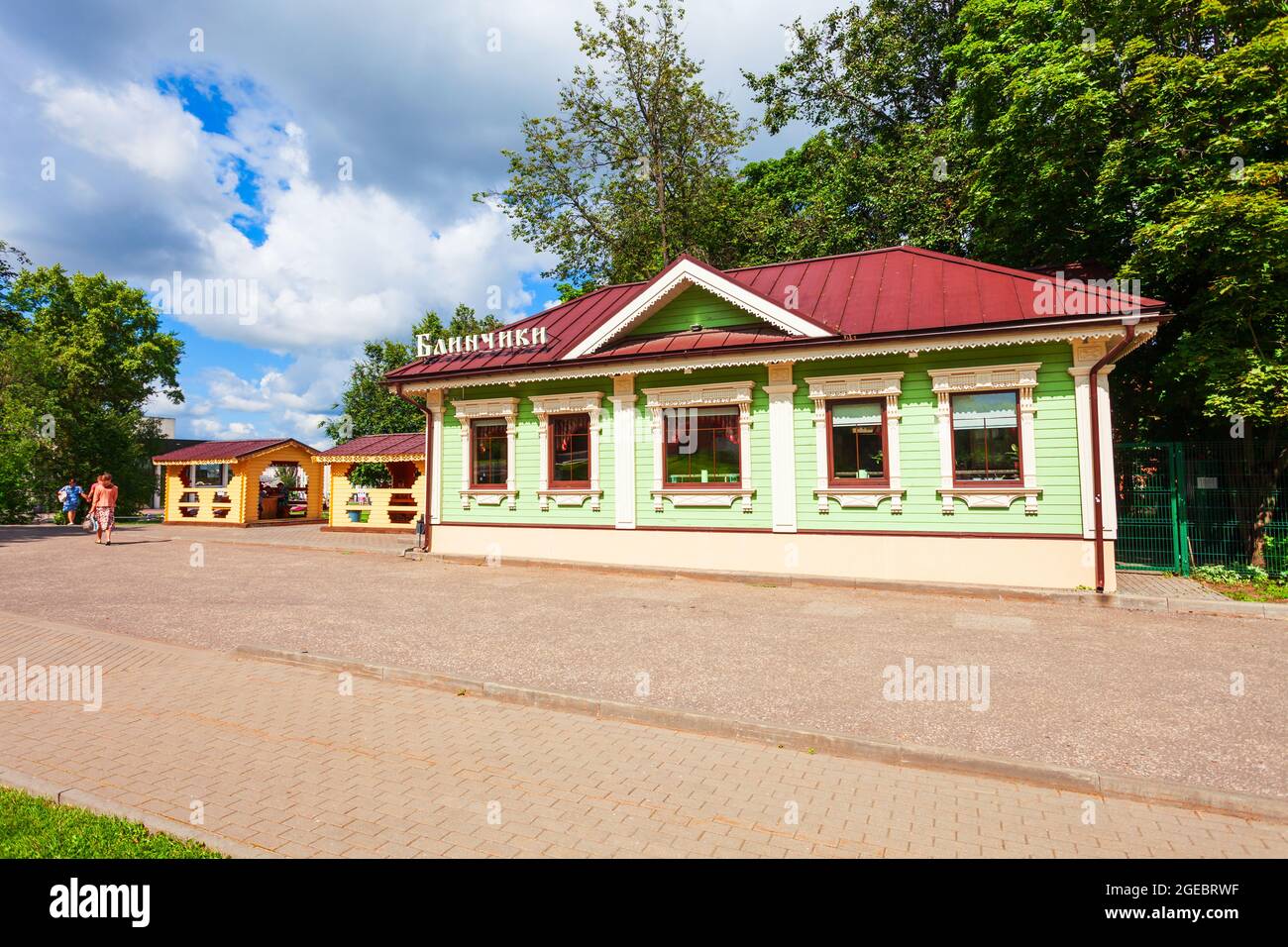 VLADIMIR, RUSSIE - 09 AOÛT 2020 : café de crêpe russe Bblinchiki dans la rue piétonne Spasskaya au centre de la ville de Vladimir, anneau d'or de Banque D'Images