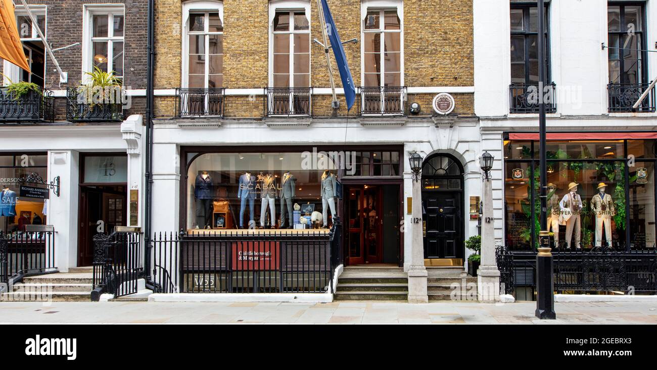 Vous pourrez y stocker des façades de maisons sur mesure à Savile Row, Londres, une rue célèbre pour ses maisons haut de gamme sur mesure Banque D'Images
