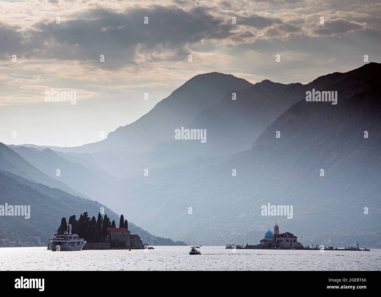 Fin de l'été dans le joli village de pêche côtier en europe orientale, destination très populaire avec les touristes et les voyageurs. Banque D'Images