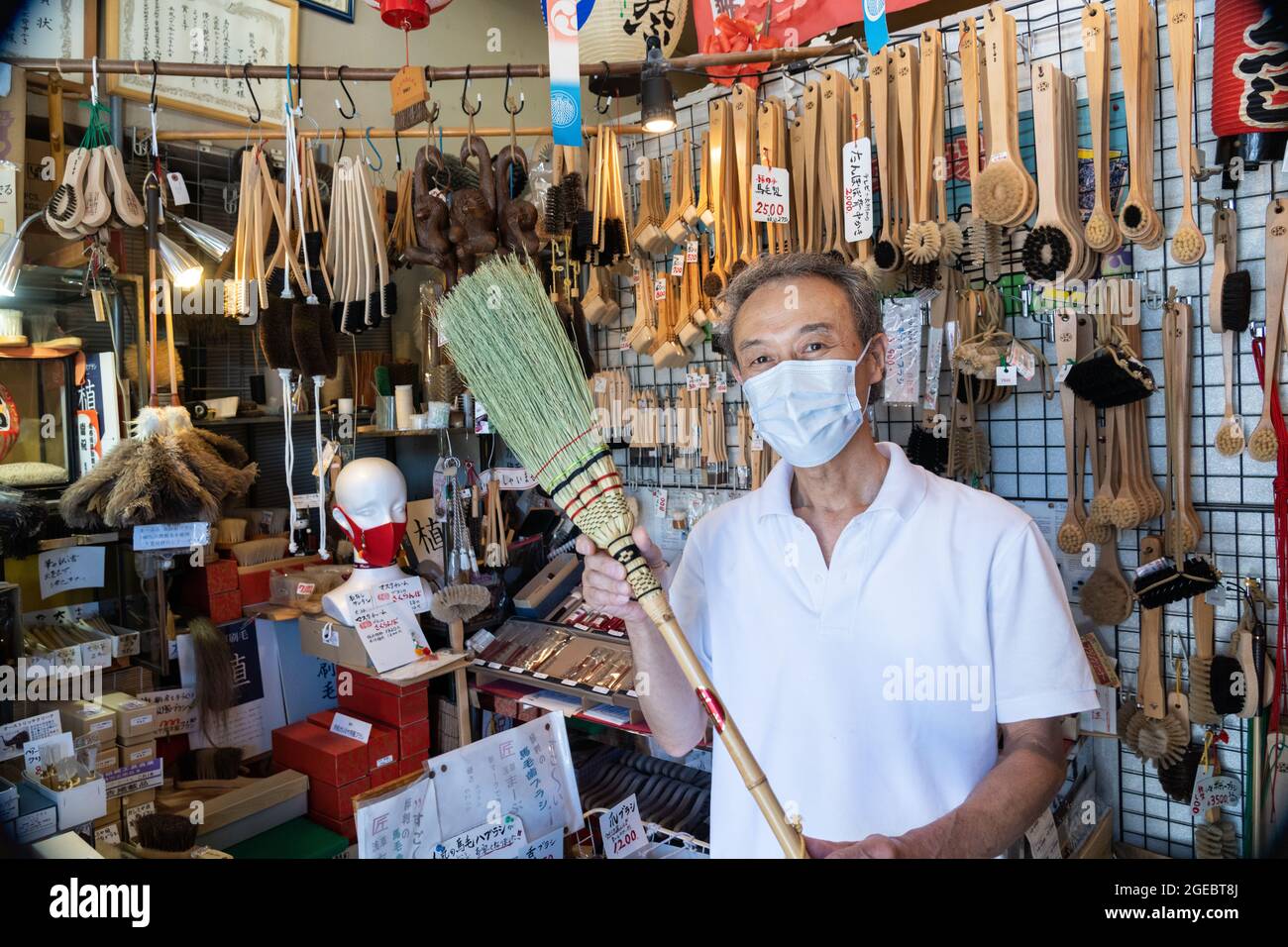 Un fabricant de balais artisanaux japonais de la Marble Brush Company montre ses marchandises au coin de Kotoibashi le long de la rive ouest du fleuve Sumida à Asakusa, Tokyo, Japon. Banque D'Images