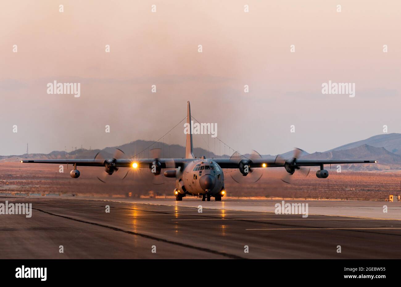 Un appel de compas EC-130H affecté à la base aérienne de Davis Monthan, taxis devant effectuer une mission pendant le Red Flag-Nellis 21-3 à la base aérienne de Nellis, Nevada, le 3 août 2021. L'EC-130H perturbe les communications de commandement et de contrôle des ennemis et limite la coordination des adversaires essentielle à la gestion des forces ennemies. (É.-U. Photo de la Force aérienne par William R. Lewis) Banque D'Images