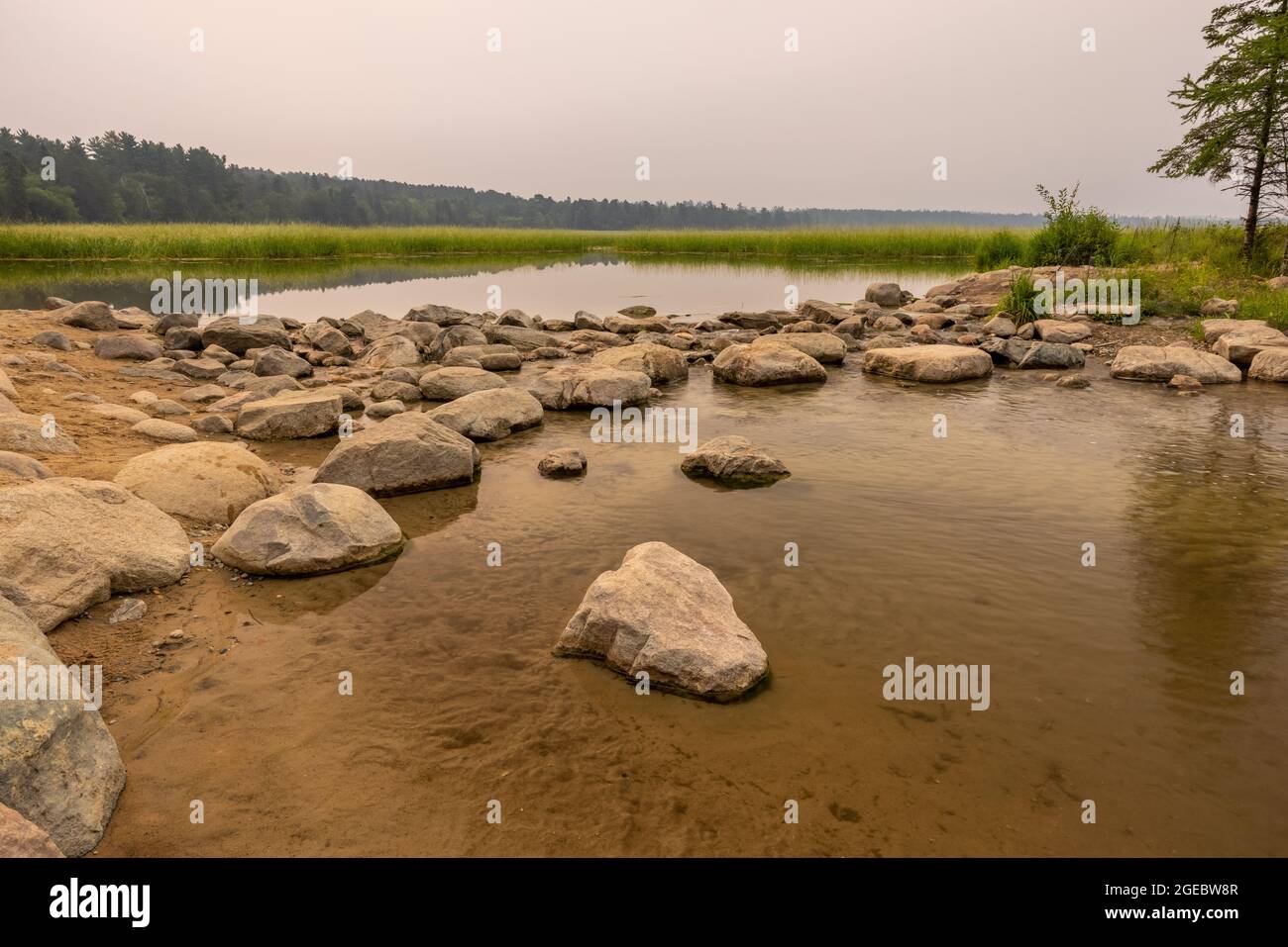 Les sources du fleuve Mississippi au lac Itasca. Il y a une brume fumée des feux de forêt. Banque D'Images