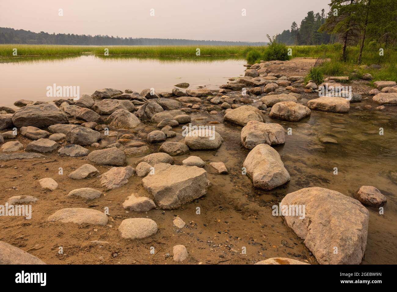 Les sources du fleuve Mississippi au lac Itasca. Il y a une brume fumée des feux de forêt. Banque D'Images