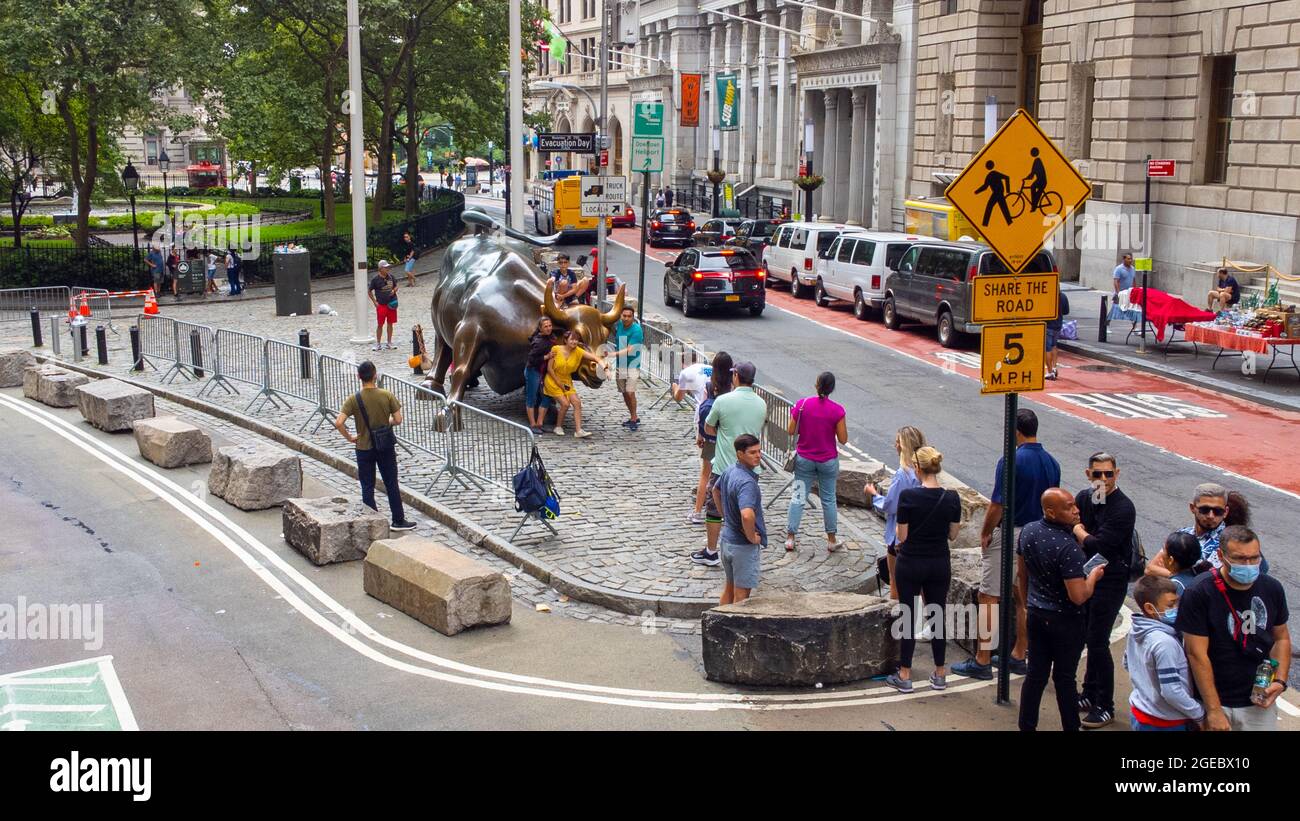 Chargement de la statue de Bull ou de Wall Street Bull, centre-ville de Manhattan, New York City, NY, Etats-Unis Banque D'Images