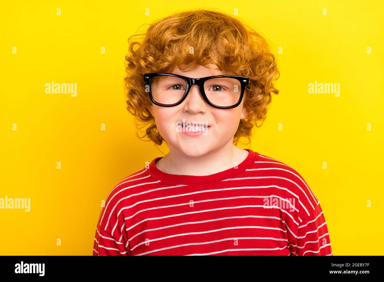 Photo de Smart Little boy porter des lunettes rouges isolées sur fond jaune  Photo Stock - Alamy