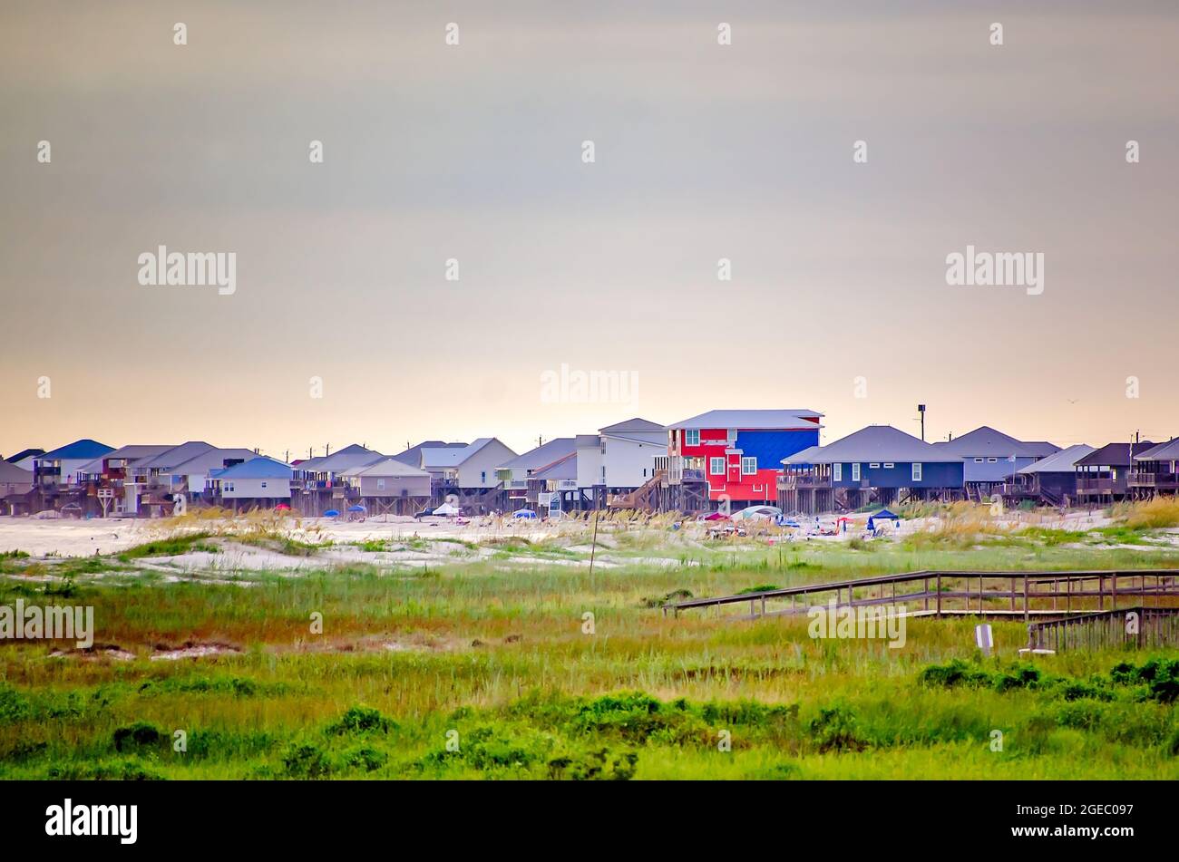 Les maisons de plage sont bondées ensemble dans l’extrémité ouest de Dauphin Island, le 12 août 2021, à Dauphin Island, en Alabama. L'île est vulnérable aux changements climatiques. Banque D'Images