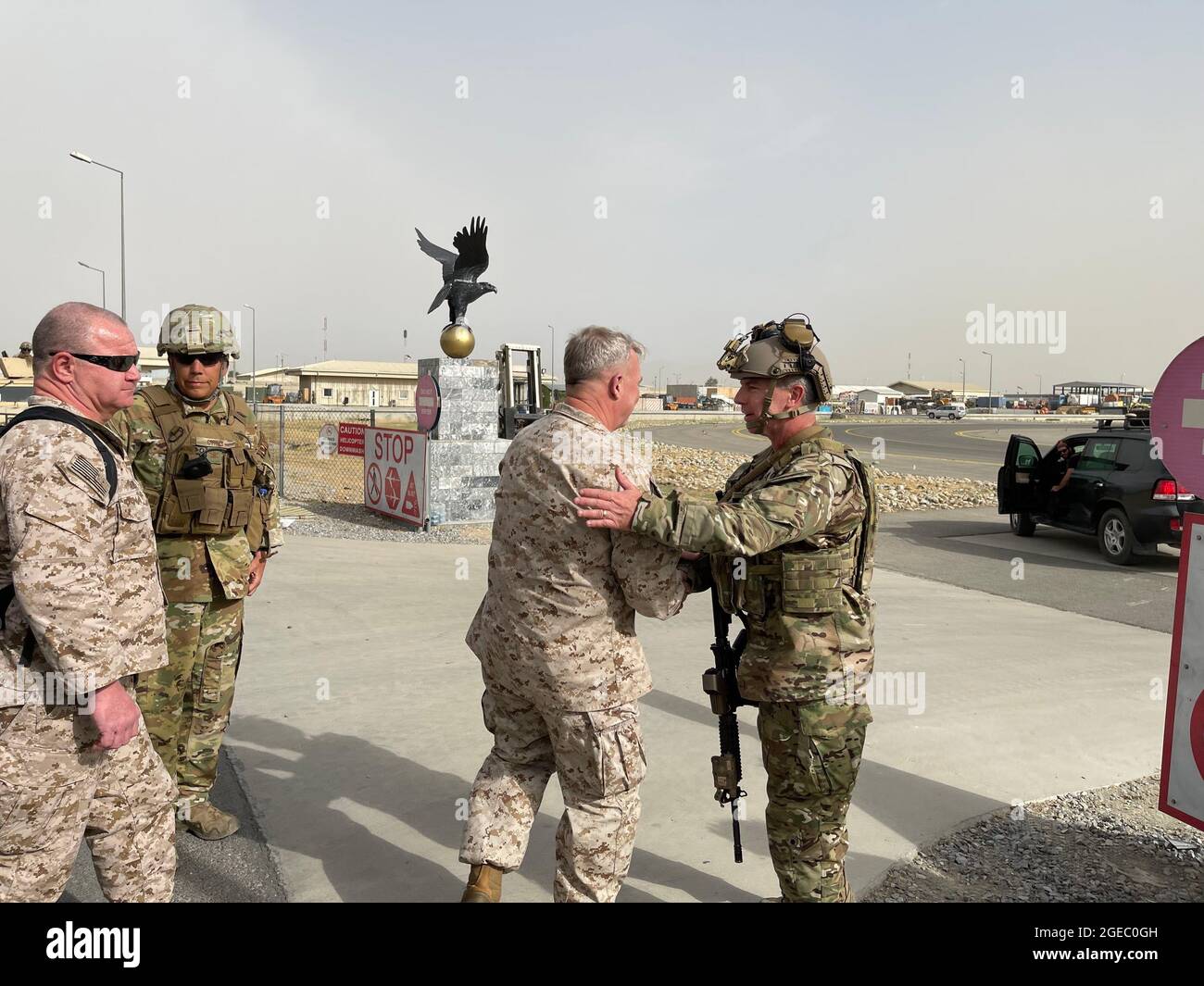 Le général Frank McKenzie, commandant du Commandement central des États-Unis, rencontre le sous-ministre adjoint de la Marine américaine. Peter Vasely, commandant des forces américaines Afghanistan-Forward, à l'aéroport international Hamid Karzaï, en Afghanistan, le 17 août 2021. (É.-U. Photo de la marine par le capitaine William Urban) Banque D'Images