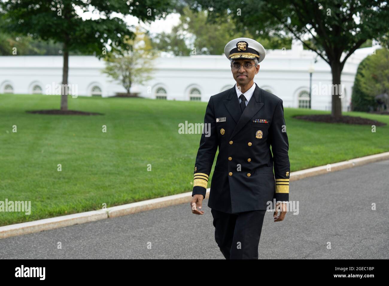 Le chirurgien général Vivek Murthy se rend à une interview télévisée à la Maison Blanche à Washington, DC, le 18 août 2021.Credit: Chris Kleponis/CNP /MediaPunch Banque D'Images
