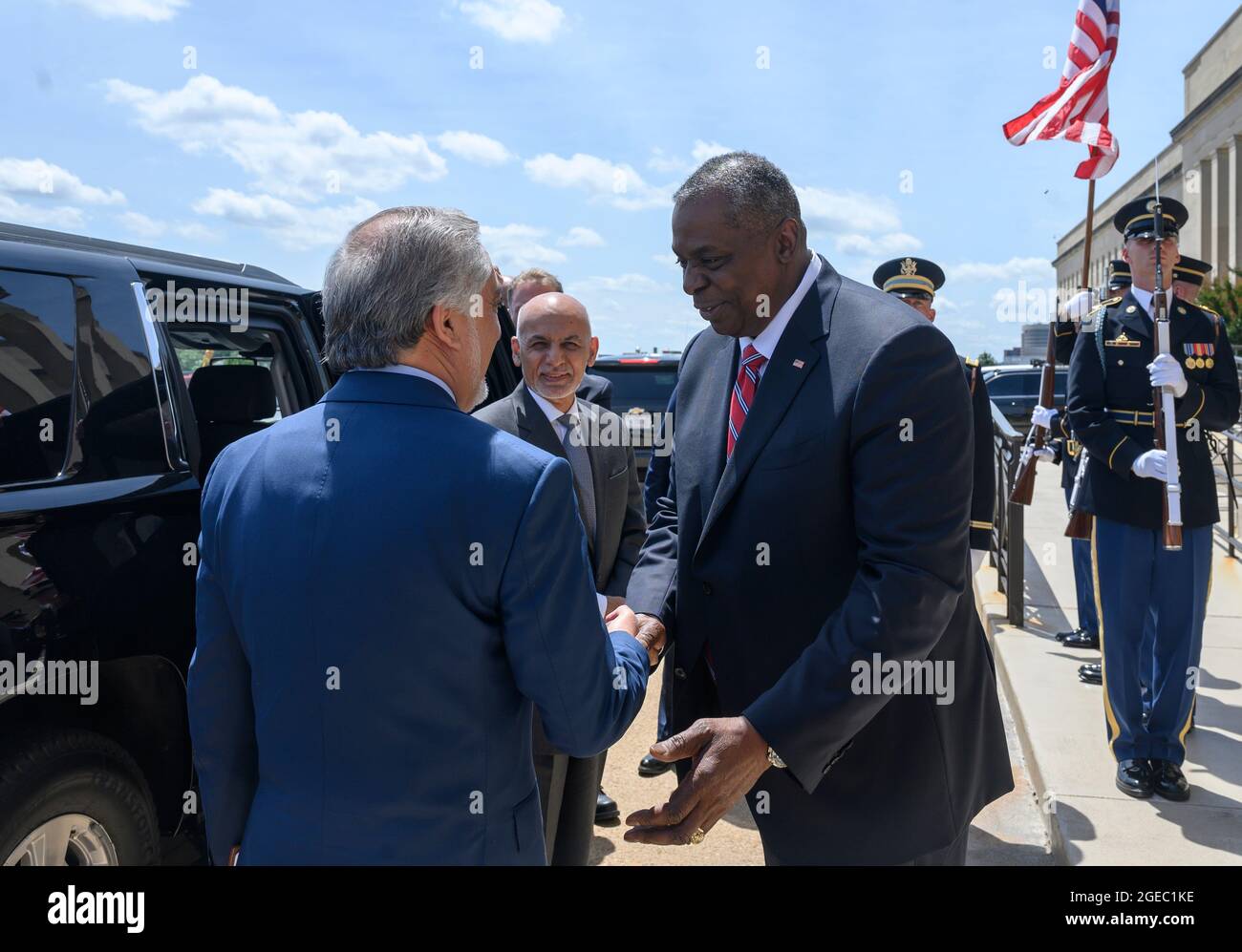 Le secrétaire à la Défense, Lloyd J. Austin III, salue le président de l'Afghanistan, Ashraf Ghani, et le président du Haut Conseil pour la réconciliation nationale, le Dr Abdullah Abdullah Abdullah Abdullah lors d'un échange bilatéral au Pentagone, Washington, D.C., le 25 juin 2021. (Photo du DoD par le sergent d'état-major de la Force aérienne des États-Unis. Bretagne A. Chase) Banque D'Images