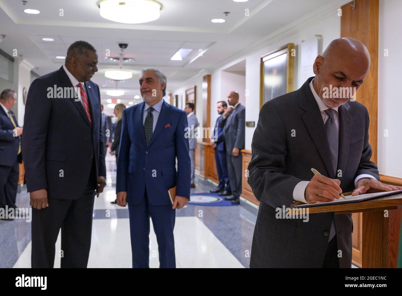 Le secrétaire à la Défense, Lloyd J. Austin III, salue le président de l'Afghanistan, Ashraf Ghani, et le président du Haut Conseil pour la réconciliation nationale, le Dr Abdullah Abdullah Abdullah Abdullah lors d'un échange bilatéral au Pentagone, Washington, D.C., le 25 juin 2021. (Photo du DoD par le sergent d'état-major de la Force aérienne des États-Unis. Bretagne A. Chase) Banque D'Images