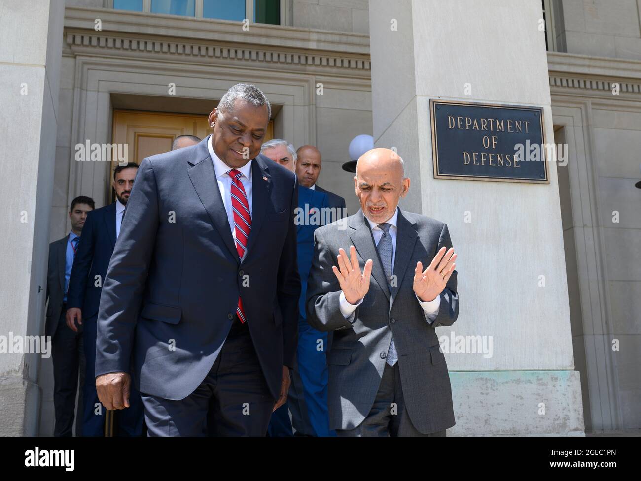 Le secrétaire à la Défense, Lloyd J. Austin III, s'entretient avec le président de l'Afghanistan, Ashraf Ghani, lors d'un échange bilatéral au Pentagone, Washington, D.C., le 25 juin 2021. (Photo du DoD par le sergent d'état-major de la Force aérienne des États-Unis. Bretagne A. Chase) Banque D'Images