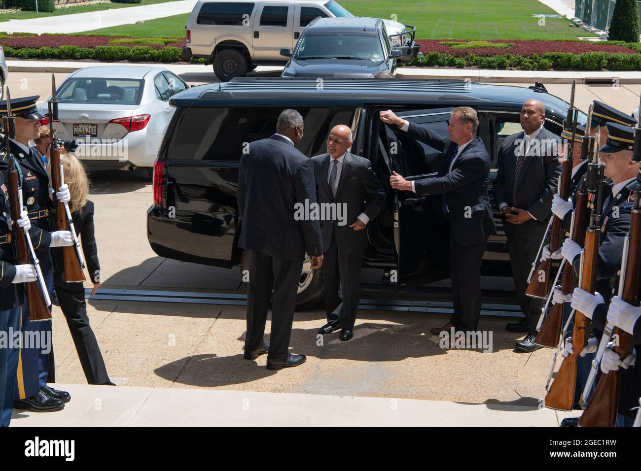 Le secrétaire à la Défense, Lloyd J. Austin III, salue le président de l'Afghanistan, Ashraf Ghani, et le président du Haut Conseil pour la réconciliation nationale, le Dr Abdullah Abdullah Abdullah Abdullah lors d'un échange bilatéral au Pentagone, Washington, D.C., le 25 juin 2021. (Photo du DoD par le Sgt du corps des Marines des États-Unis. Taryn Escott) Banque D'Images