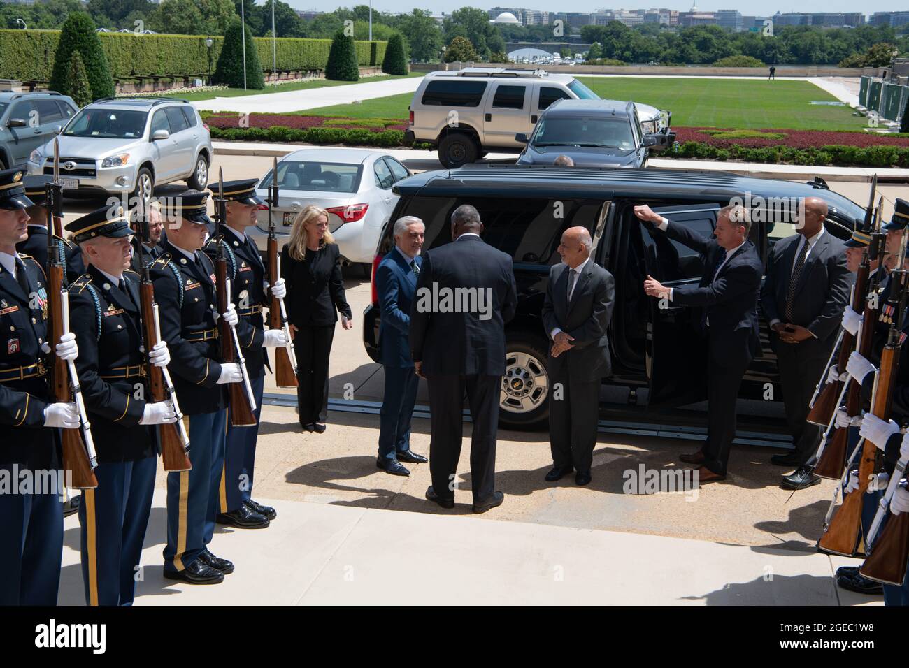 Le secrétaire à la Défense, Lloyd J. Austin III, salue le président de l'Afghanistan, Ashraf Ghani, et le président du Haut Conseil pour la réconciliation nationale, le Dr Abdullah Abdullah Abdullah Abdullah lors d'un échange bilatéral au Pentagone, Washington, D.C., le 25 juin 2021. (Photo du DoD par le Sgt du corps des Marines des États-Unis. Taryn Escott) Banque D'Images
